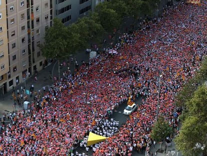 El punter que ha recorregut la Meridiana entre la multitud de la Via Llure.