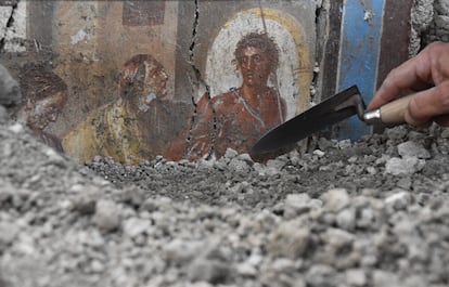 Fresco de Hipólito y Fedra en labores de excavación encontrado en la nueva casa descubierta en Pompeya.