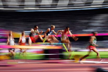 La atleta de Estados Unidos, Evan Jager, salta una valla durante la prueba femenina de 3.000 metros obstáculos, el 6 de agosto.