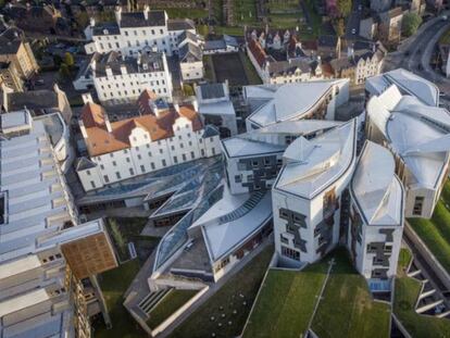 Vista aèria de l'edifici del Parlament escocès, obra de l'arquitecte català Enric Miralles, a Holyrood, Edimburg.
