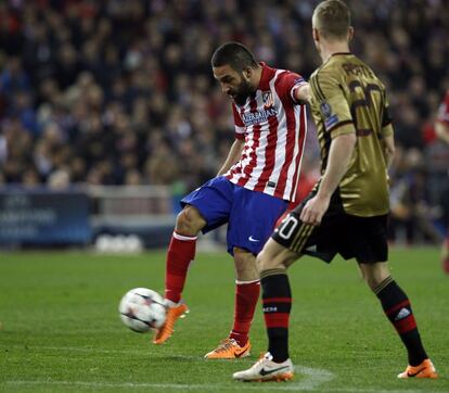 Turan marca el segundo gol.