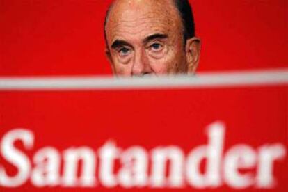 Emilio Botín, presidente del grupo Santander, durante la presentación de resultados de 2010 en Madrid.