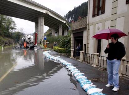 Una vecina del barrio de Salvatore de Beasain (Guipuzcoa) observa la balsa de agua frente a su casa provocada por las fuertes lluvias caídas en las últimas horas en la provincia.