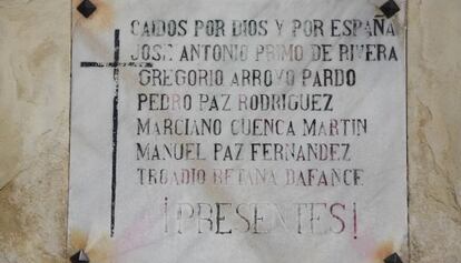 Una de las placas franquistas que tendrá que ser retirada.