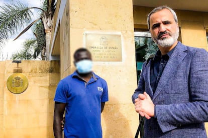 Basir (nombre ficticio), junto a su abogado, Arsenio Cores, el pasado 13 de diciembre ante la Embajada de España en Rabat (Marruecos).