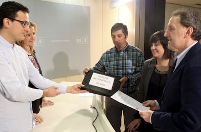 Alfonso Gil, primero a la derecha, en la entrega de sus avales para ser candidato a la alcaldía de Bilbao por el PSE.
