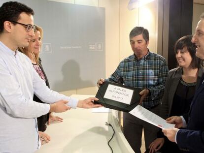 Alfonso Gil, primero a la derecha, en la entrega de sus avales para ser candidato a la alcaldía de Bilbao por el PSE.