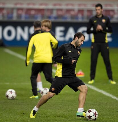 Mascherano controla un balón durante el entrenamiento en Ámsterdam.