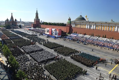 El alcalde de Moscú, Serguéi Sobianin, aceleró la desescalada -a petición del Kremlin, según algunos periódicos independientes- para posibilitar no solo la parada, sino también el plebiscito del próximo 1 de julio sobre las enmiendas constitucionales que permitirían a Putin permanecer en el Kremlin más allá de 2024. En la imagen, vista general del desfile militar durante el desfile del Día de la Victoria para conmemorar la victoria ante el régimen nazi durante la Segunda Guerra Mundial en Moscú, este miércoles.