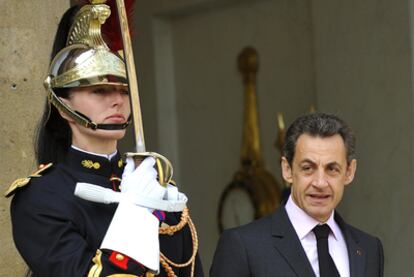 El presidente francés, Nicolas Sarkozy, en el Palacio del Eliseo tras un encuentro con la jefa de la diplomacia de la UE, Catherine Ashton
