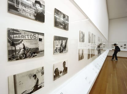 Un hombre visita la exposición fotográfica 'Dennis Hopper - El Álbum Perdido' en el Martin Gropius Bau en Berlín (Alemania)