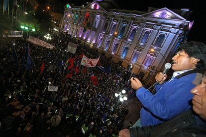 Morales aspira a un cuarto mandato consecutivo pese a que la Constitución no contempla que se puedan permanecer más de dos al frente del país. Morales perdió un referéndum en 2016 en el que se pretendía eliminar ese límite mediante una reforma constitucional. Aun así, el Tribunal Constitucional ha dado su visto bueno a que sea candidato en los comicios de 2019.