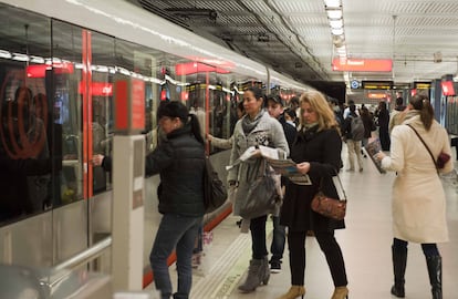 Tanto Gobierno vasco, como la direccin de Metro Bilbao han criticado a los trabajadores del suburbano por convocar un paro el da de Santo Toms, una de las jornadas de mayor afluencia de viajeros, en el que se prevn hasta 350.000 desplazamientos.