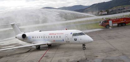 Los bomberos 'bautizan' el avión que realizará la ruta Hondarribia-Londres.