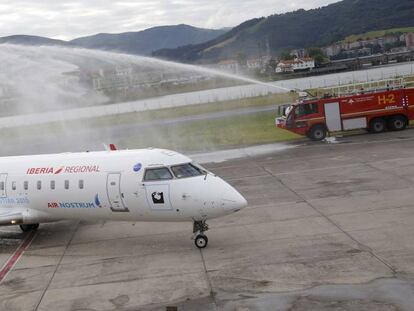 Los bomberos 'bautizan' el avión que realizará la ruta Hondarribia-Londres.