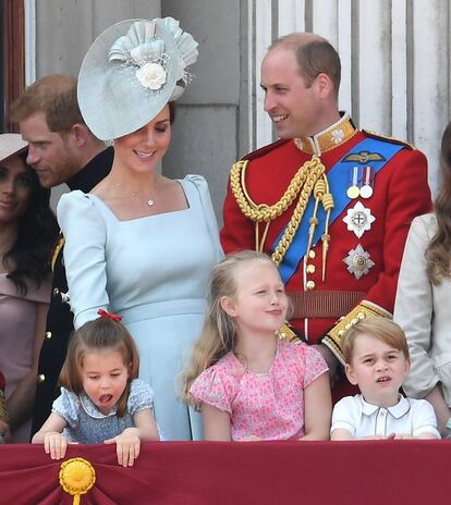 Los duques de Cambridge junto con la princesa Carlota y el principe Jorge.