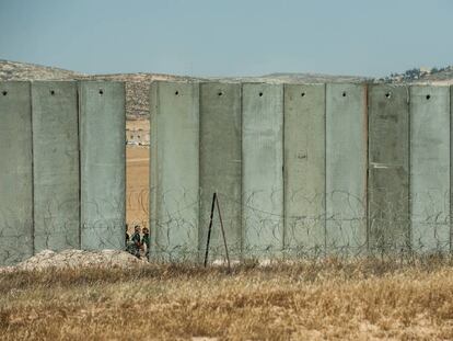 <a href="http://elpais.com/elpais/2017/05/31/album/1496247003_088581.html"><b>FOTOGALERÍA:</B></A> Palestinos cruzando la parte aún abierta del muro de Cisjordania, en Yata.