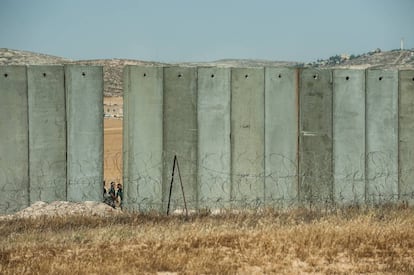 <a href="http://elpais-com.zproxy.org/elpais/2017/05/31/album/1496247003_088581.html"><b>FOTOGALERÍA:</B></A> Palestinos cruzando la parte aún abierta del muro de Cisjordania, en Yata.