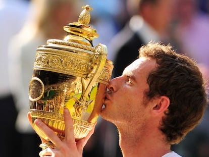 Murray besa el trofeo de campeón de Wimbledon