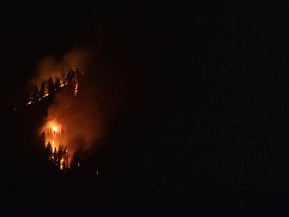 Vista del incendio forestal en el norte de Tenerife, en la madrugada del 25 de julio de 2022.