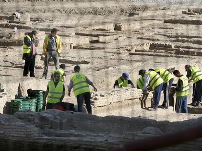 Varios operarios trabajan en desmontar el denominado <i>Palacio 1, </i>de la excavación del jardín de San Esteban de Murcia.