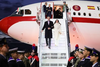 Los Reyes Felipe VI y Letizia a su llegada al aeropuerto de Roma-Fiumicino, ayer, 10 de diciembre, en Roma, Italia.
