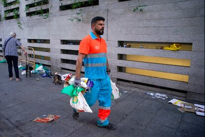 Un trabajador recoge basura en los alrededores del WiZink Center, el 24 de mayo.