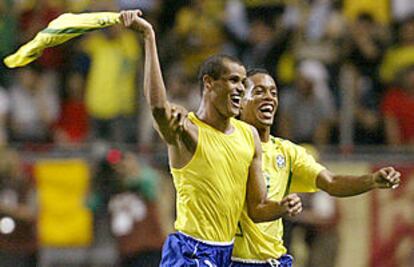 Rivaldo, haciendo ondear su camiseta, celebra junto a Ronaldinho el primer gol de Brasil a Bélgica.
