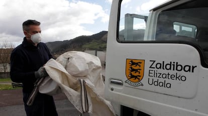 Un operario de Zaldibar trabajando en la parte alta del pueblo.