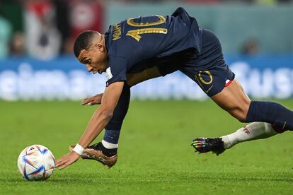 Kylian Mbappe, persiguiendo un balón durante los últimos minutos del partido frente a Túnez.  