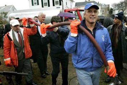 El congresista demócrata Bill Delahunt (en el centro, con el pelo blanco) y el senador demócrata Joseph Kennedy (a la derecha, con gorra) ayudan a cargar una manguera de gasolina de Citgo en Quincy, Massachusetts.