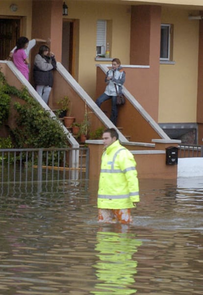 La Generalitat ha advertido a los ciudadanos de que "no aparquen, circulen ni se acerquen a las rieras y los cauces de los ríos" ante el riesgo de que las fuertes lluvias caídas desde el martes en Cataluña se intensifiquen esta tarde. El temporal mantiene cerradas diez carreteras por inundaciones y más de 3.000 alumnos siguen sin clase. Los bomberos de la Generalitat han realizado casi 1.500 salidas desde el comienzo del temporal.