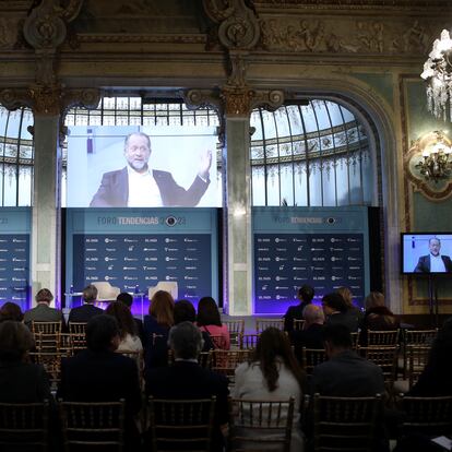 DVD 1135 (24-11-22) Foro Tendencias 2023, en el Real Casino de Madrid. Juan Carlos Escotet Rodríguez, presidente de Abanca, en conversación con Miguel ajiménez, corresponsal de El País en EEUU, sobre el papel del sector financiero en un entorno de incertidumbre. Foto Samuel Sánchez