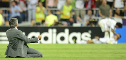 Real Madrid's Portuguese coach José Mourinho celebrates after Real Madrid's Cristiano Ronaldo scores his team's third goal against Mancherter City.