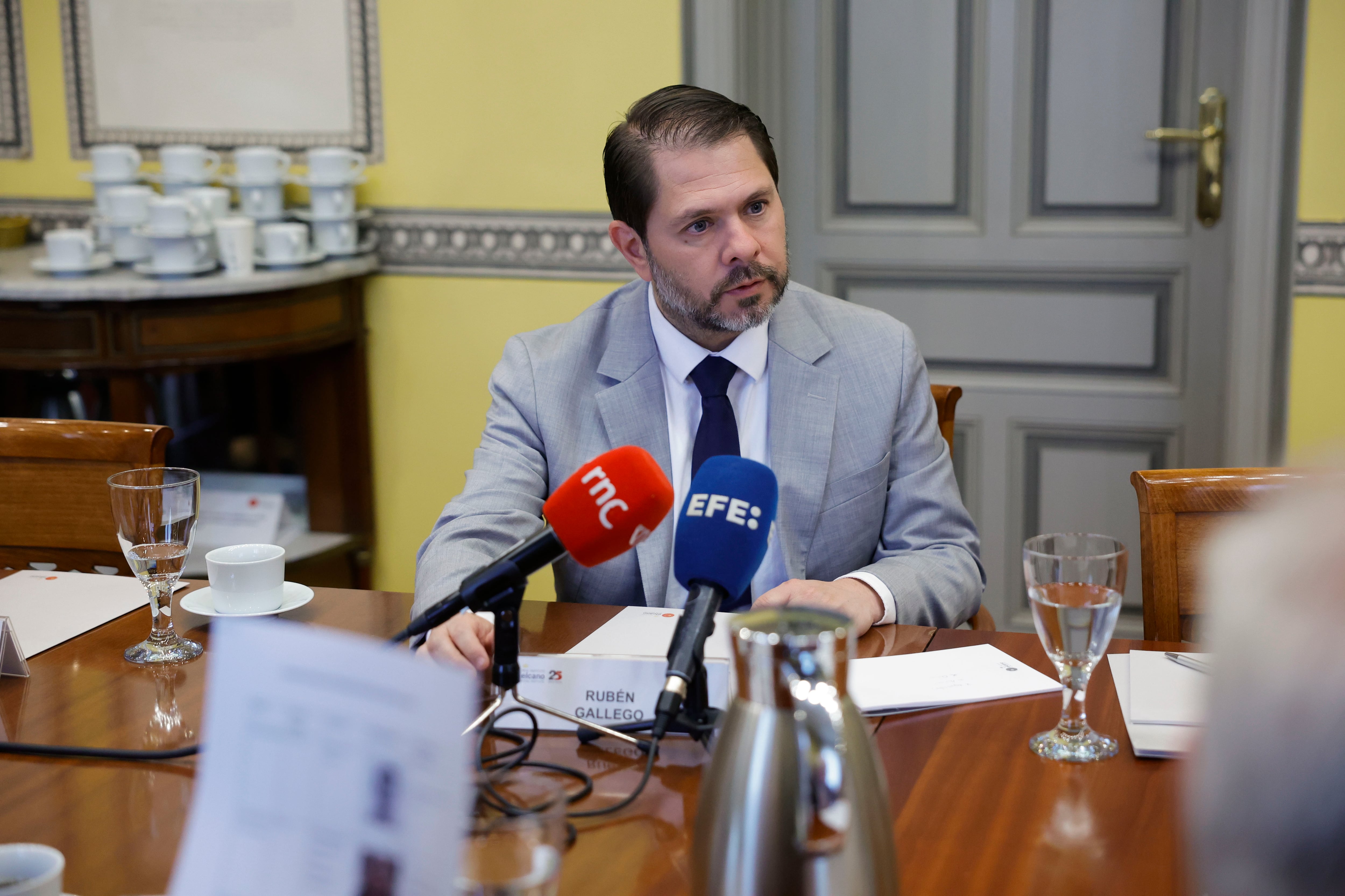 Rubén Gallego, senador demócrata: “Marco Rubio está obsesionado, pero Cuba no es una amenaza para Estados Unidos”