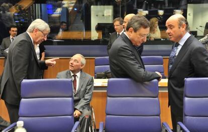 De izquierda a derecha, Jean-Claude Juncker, Wolfgang Sch&auml;ubel, Mario Draghi y Luis de Guindos, en el Eurogrupo de junio, en Luxemburgo. 
