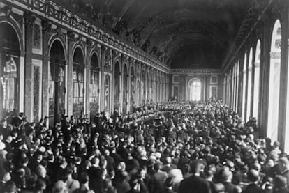 El Salón de los Espejos del palacio de Versalles, durante la firma del tratado de paz tras la I Guerra Mundial.