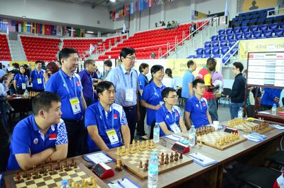 Sentados, los cuatro mejores jugadores chinos en la Olimpiada, junto a tres directivos de su delegación. De izquierda a derecha: Li, Bu, Yu y Ding.