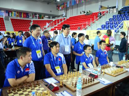 Sentados, los cuatro mejores jugadores chinos en la Olimpiada, junto a tres directivos de su delegación. De izquierda a derecha: Li, Bu, Yu y Ding.