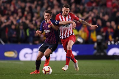 Sergi Roberto y Saúl Níguez luchan por el balón.