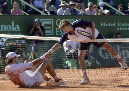 Ferrero ayuda a levantarse a F&eacute;lix Mantilla, al que venci&oacute; en la final del Torneo de Estoril en 2001