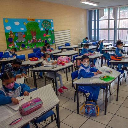 Children attend a class on the resumption of face-to-face classes in Mexico City on June 7, 2021, after educational activities were suspended due to the COVID-19 coronavirus pandemic for over a year. - Attendance is not compulsory neither for students nor for teachers. (Photo by CLAUDIO CRUZ / AFP)
