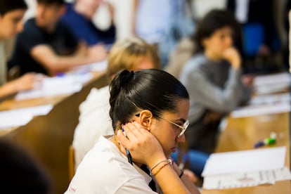 Alumnos realizan la prueba de la PAU en la facultad de Ciencias de la Información de la Universidad de Santiago de Compostela USC.