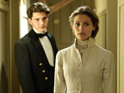 Yon González y Amaia Salamanca, en la segunda temporada de 'Gran Hotel'