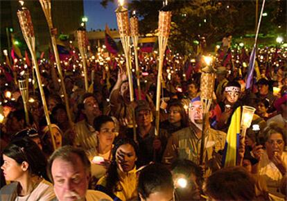 Marcha de antorchas contra el presidente Chávez en Caracas, en la noche del lunes al martes.