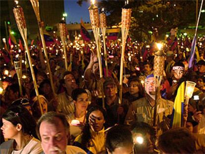 Marcha de antorchas contra el presidente Chávez en Caracas, en la noche del lunes al martes.