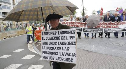Jubilados se manifiestan en San Sebastián en protesta por la cuantía de sus pensiones.