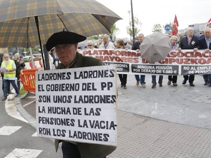 Jubilados se manifiestan en San Sebastián en protesta por la cuantía de sus pensiones.