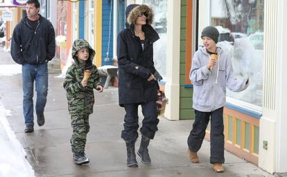 Angelina Jolie, con dos de sus hijos en Colorado.