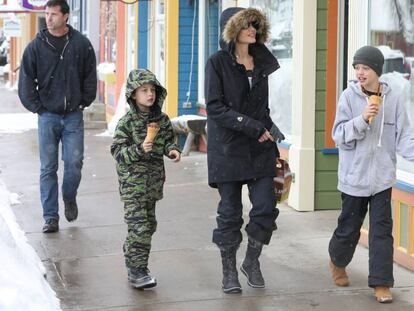 Angelina Jolie, con dos de sus hijos en Colorado.